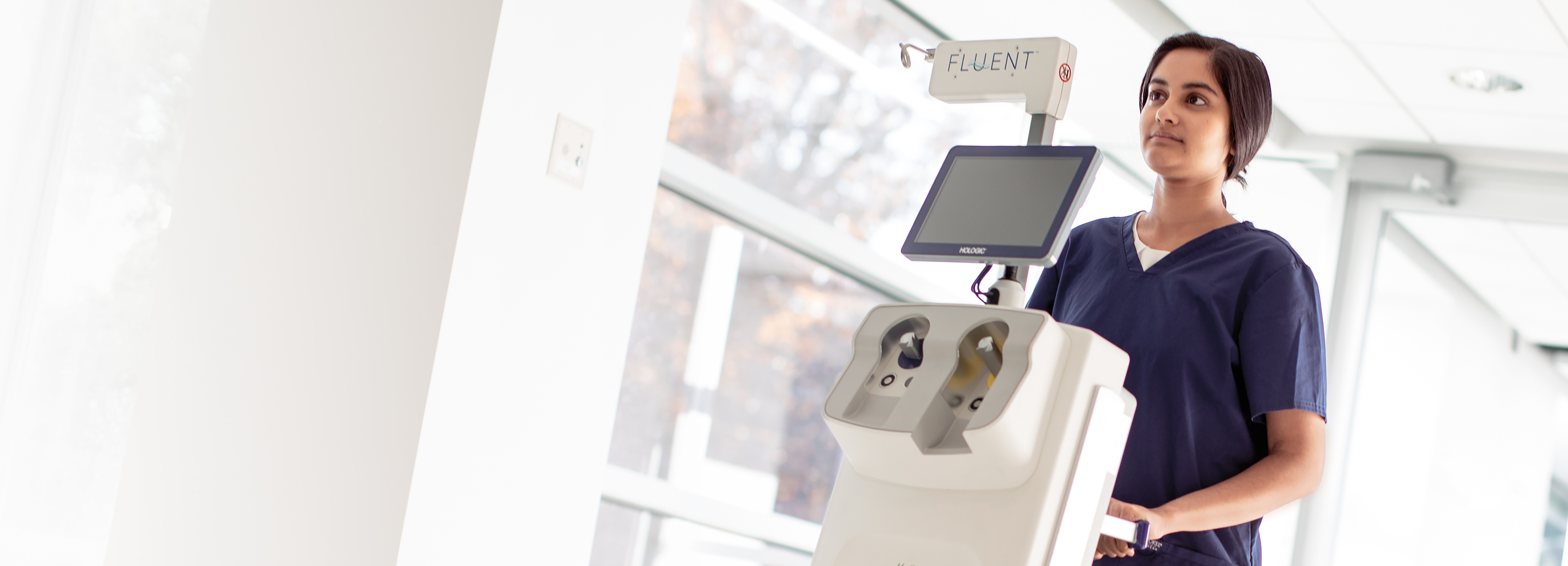 Krankenhausfachmann, der medizinische Geräte im Flur bewegt