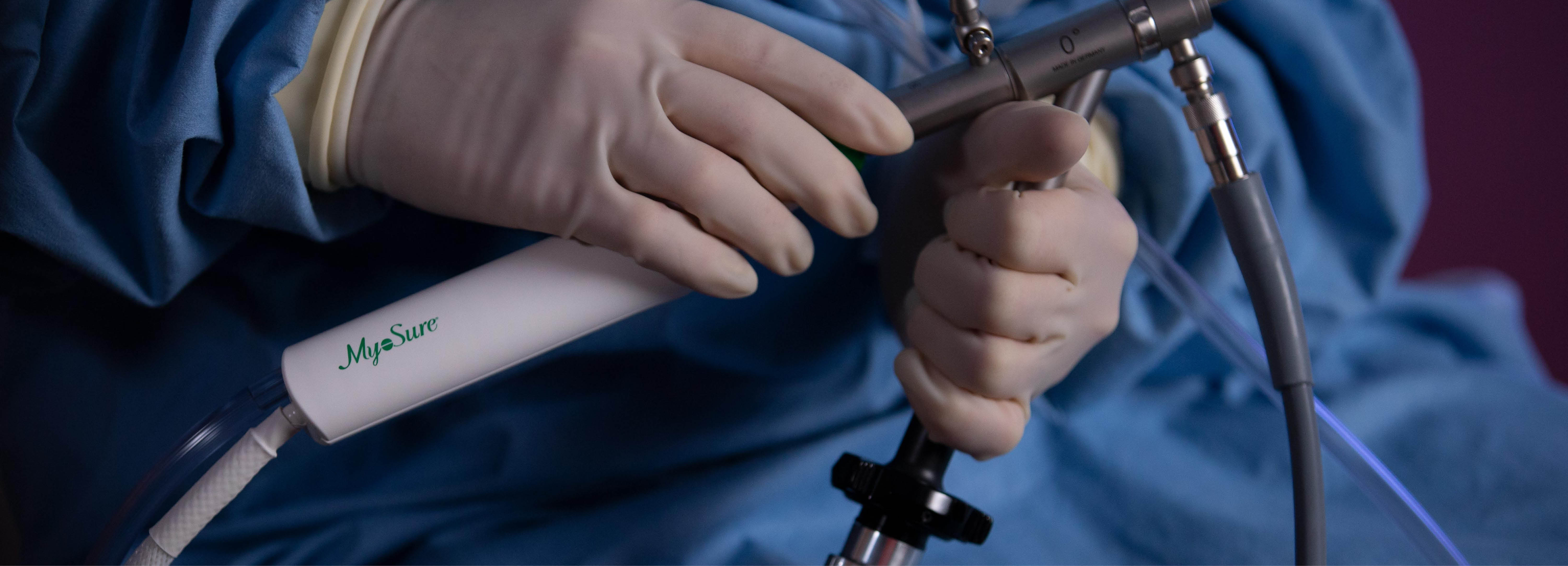 Behandschuhte Hand mit Medizinprodukt