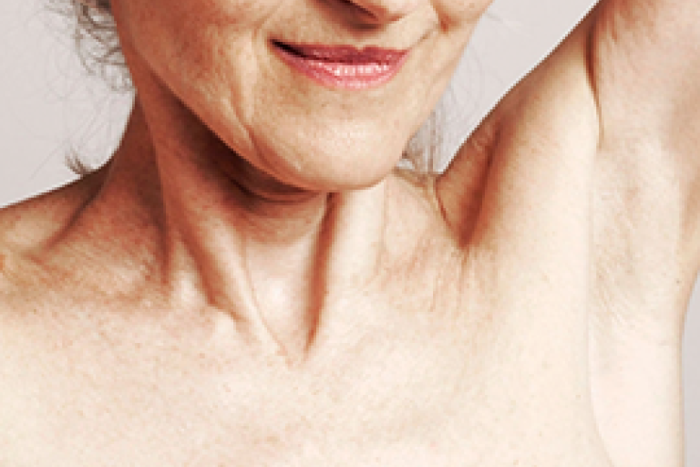 Nahaufnahme von Nacken und Schulter einer Frau während der Vorbereitung auf eine Untersuchung