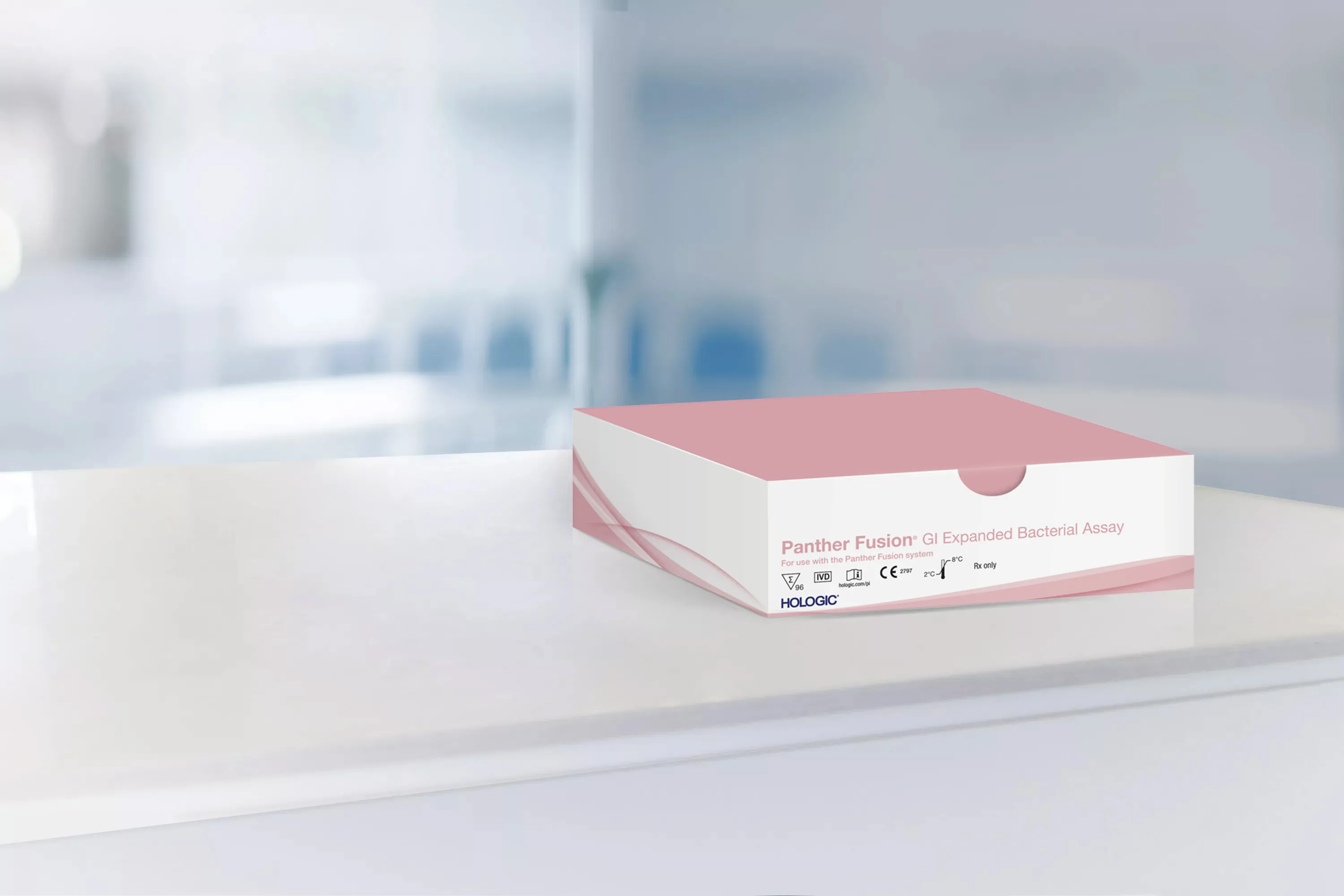 Testkarton auf Tisch in Laborumgebung.