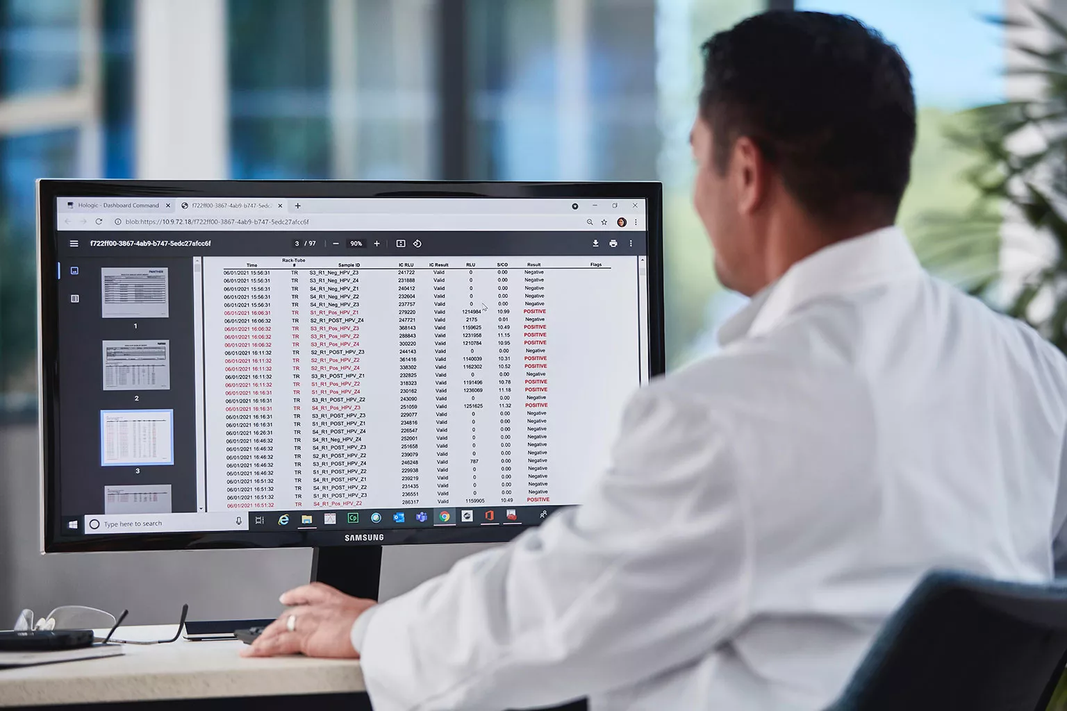 Labortechniker bei der Überprüfung von Daten auf einem Monitor in Laborumgebung.