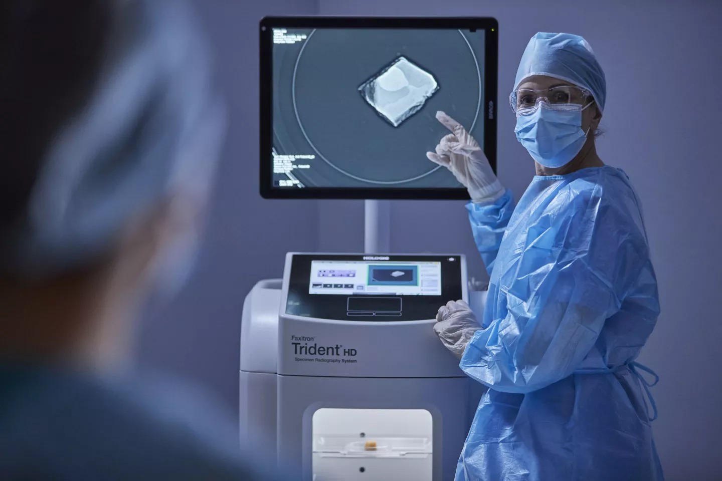 Medizinische Fachkraft, die auf einen Bildschirm zeigt