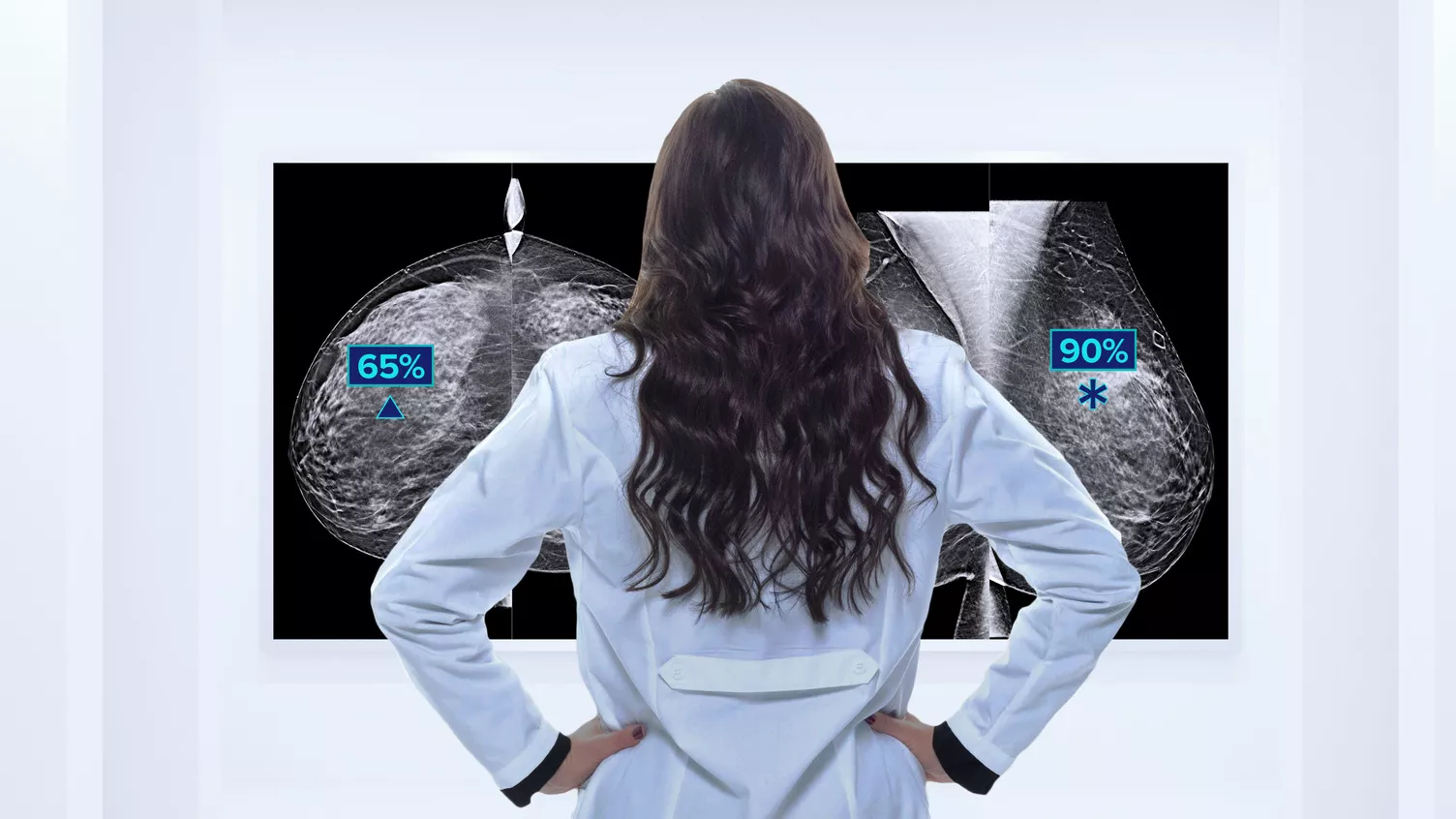 Arzt bei der Durchsicht von Röntgenaufnahmen