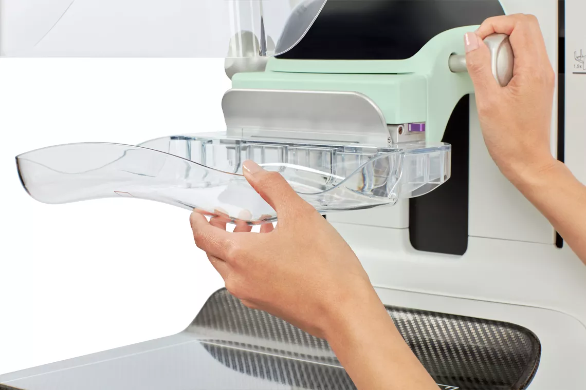 SmartCurve Bruststabilisierungssystem mit zwei Händen am Gerät