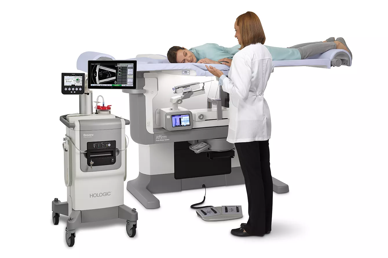 Patientin bei Verwendung des Brustbiopsie-Systems mit medizinischem Fachpersonal