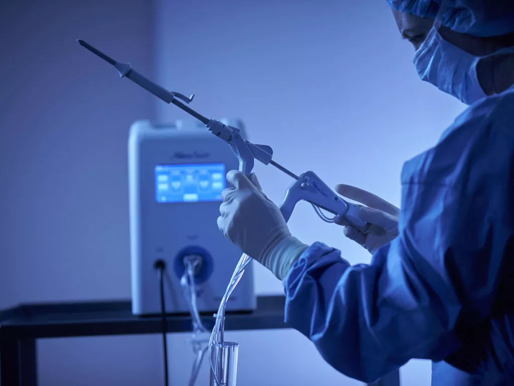 Eine medizinische Fachkraft hält ein NovaSure-Ablationsgerät in der Hand.