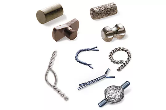 Brustbiopsiemarker in mehreren Formen vor weißem Hintergrund