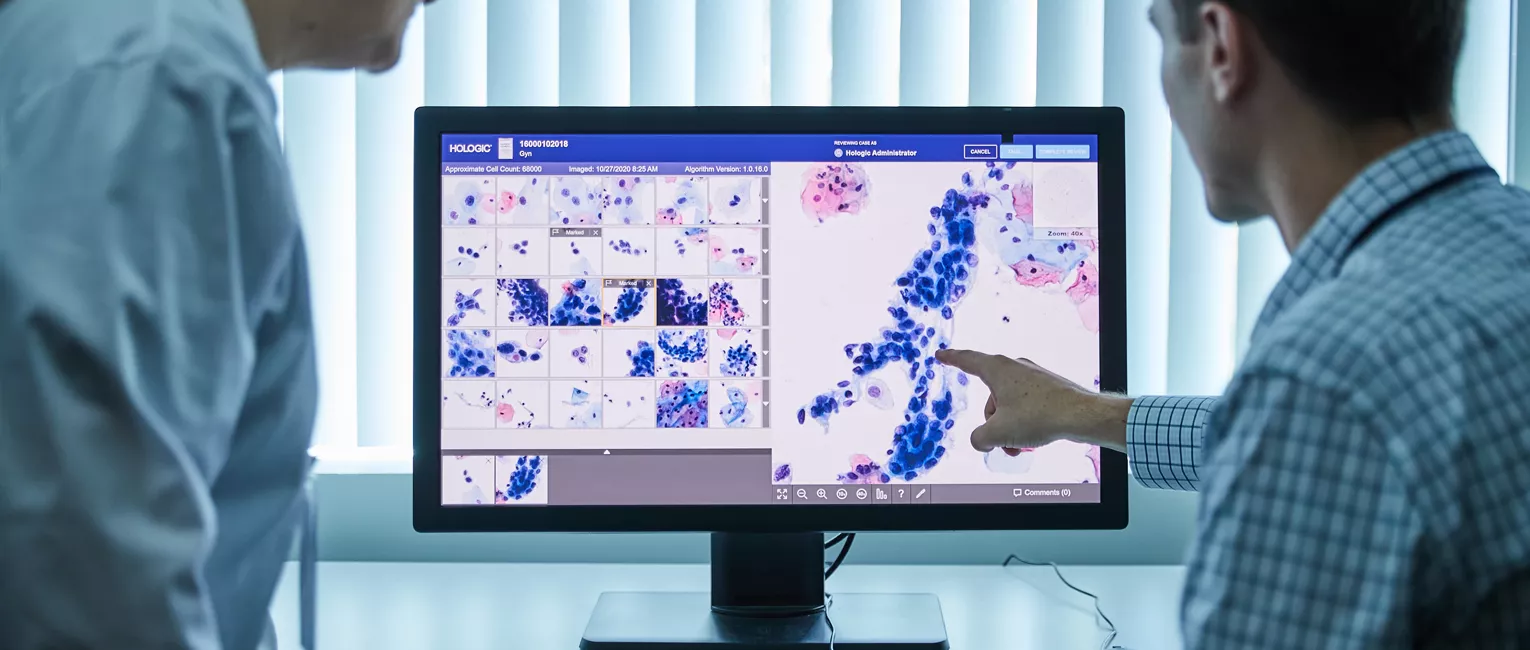 Gesundheitsdienstleister bei der Durchsicht von Scanergebnissen auf einem Monitor