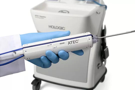 Brustbiopsie-System vor weißem Hintergrund