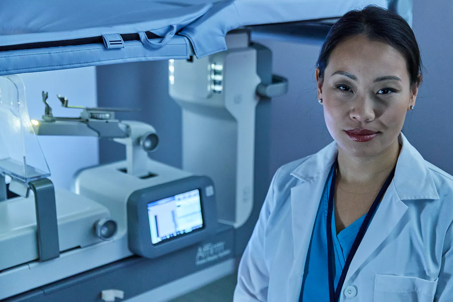 Medizinische Fachkraft vor Brustbiopsie-System