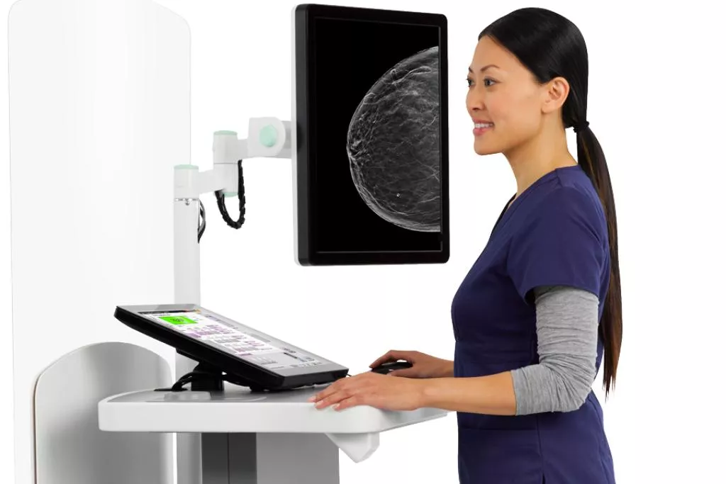 Arzt bei der Arbeit am medizinischen Tablet