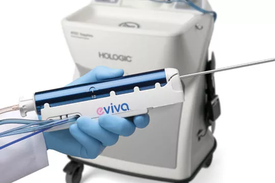 Brustbiopsie-System vor weißem Hintergrund