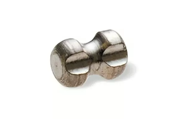 Biopsiemarker in Sanduhrform vor weißem Hintergrund