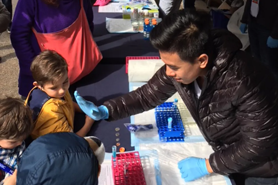 Event-Mitarbeiter gibt Kindern einen fröhlichen Handklatsch