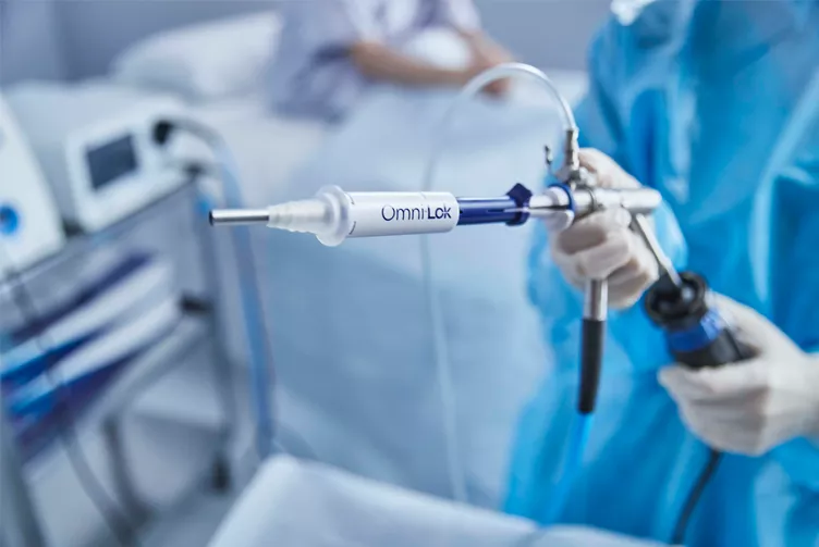 Medizinische Fachkraft mit Omni® Lok Zervix-Dichtung in der Hand