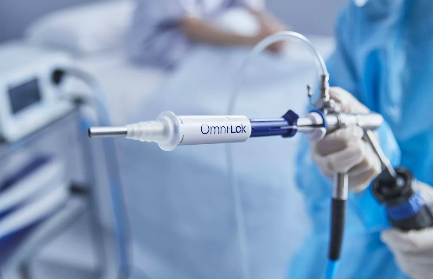 Medizinische Fachkraft mit Omni Lok in der Hand