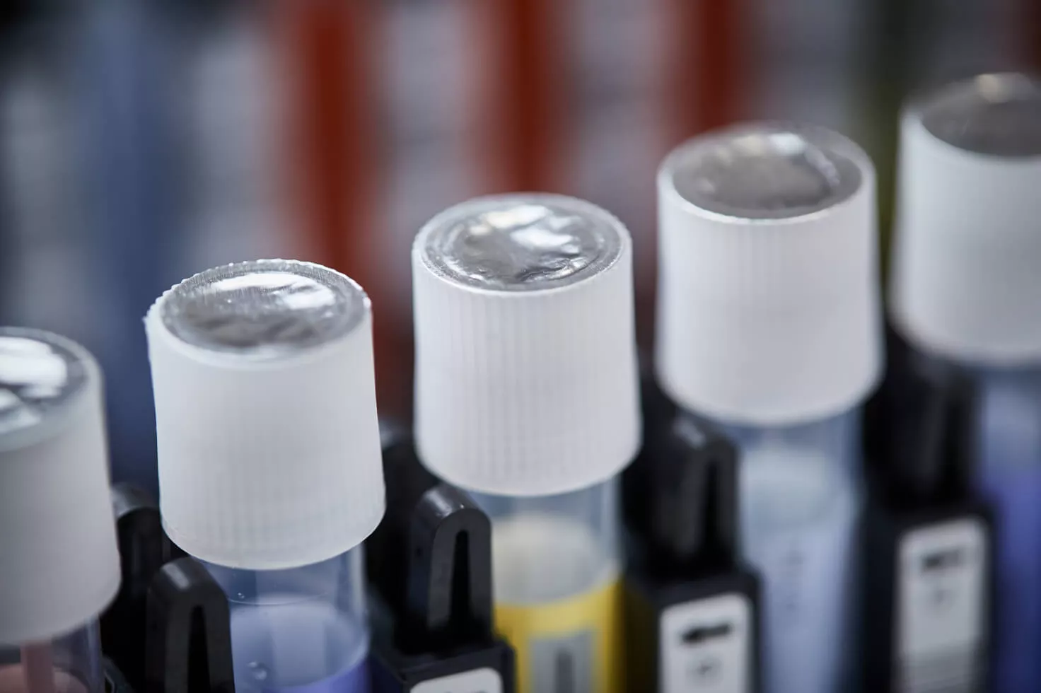 Nahaufnahme von Fläschchen in Tray