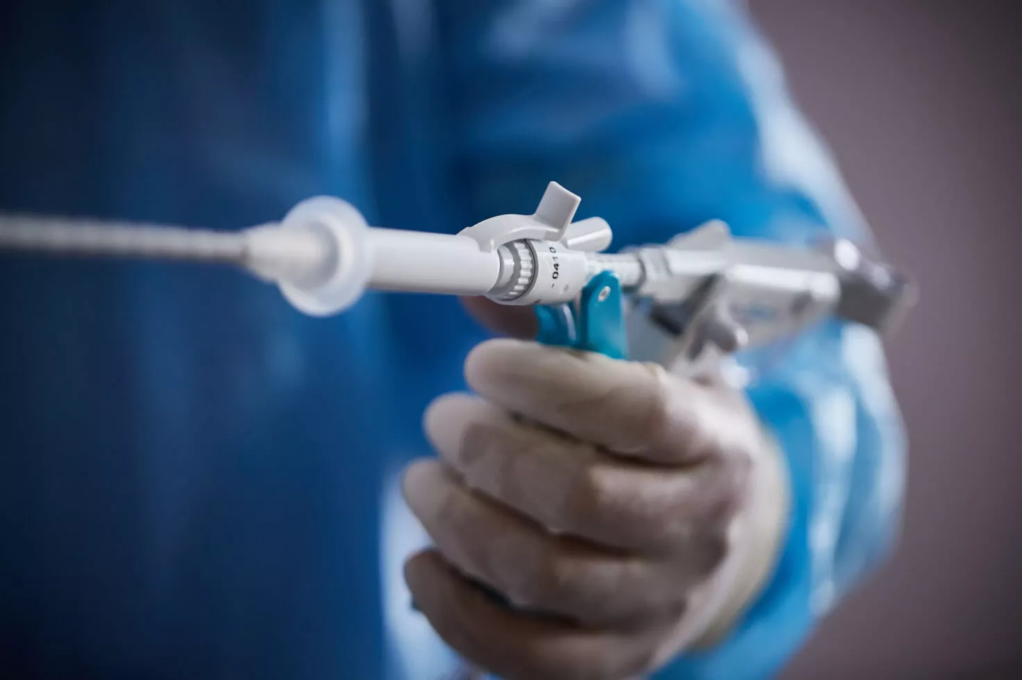 Medizinische Fachkraft beim Halten der Nadel eines Biopsiesystems