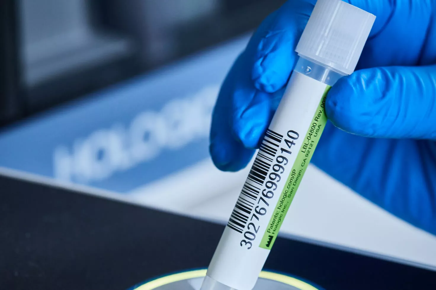 Nahaufnahme einer Hand mit Handschuh und Fläschchen