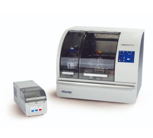 Hologic Cellient® automatisierter Zellblock-Gewebeprozessor auf weißem Hintergrund